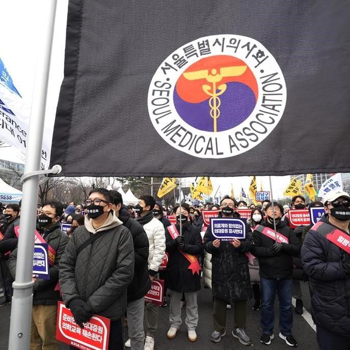Thousands of Korean doctors face license suspensions as Seoul moves to prosecute strike leaders